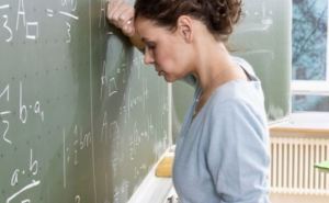 Парламент принял закон о повышении зарплат учителям. Министры отказались его выполнять, сказали — попозже