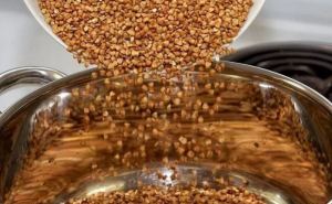 Гречку так почему-то никто не готовит, а зря: получается в два раза вкуснее — очень просто и очень вкусно, делюсь неожиданным рецептом