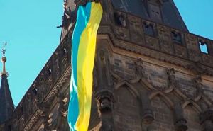 Вопрос оставить или снимать украинские флаги, показал отношение чешского общества