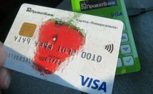 Лимиты на снятие наличных денег с карт ПриватБанка: сколько гривен можно получить