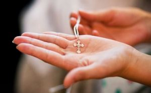 Коротенькая молитва, которая реально помогает при семейных ссорах и скандалах. Батюшка поделился сокровенным