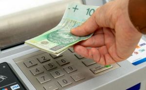 Начнется в Польше 1 января 2026 года — налоговая возьмет под прицел банковские счета украинских беженцев