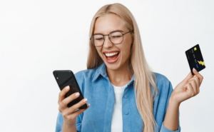 Деньги поступят на карточку и в январе, и в феврале: кому насчитают 2 тысячи, а кому 4 тысячи гривен