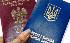 Украинцы теперь имеют право на второе гражданство. Реакция соотечественников в Польше