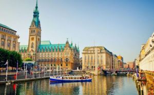 Второй по величине город Германии сокращает тысячи мест для беженцев. В чем причина?