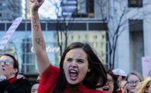 Не цветы и шампанское, а флаги и транспаранты. Женщины Германии 8&nbsp;марта борются за свои права, а не ждут подарков от мужчин