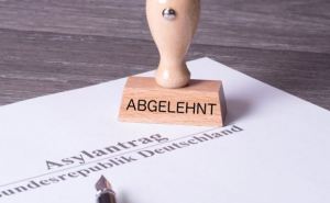 Германия грозит выгонять нежелательных мигрантов, а на деле не справляется со своими планами