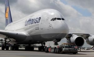 Тысячи авиарейсов отменяют в Германии