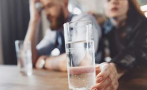 Стакан воды не лечит, а калечит. Почему врачи не советуют пить утром натощак