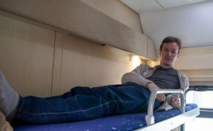 Почему я всегда беру верхнюю полку: 5 причин, которые сэкономят вам нервы в поезде