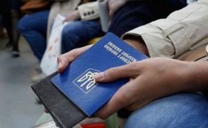 Кабмин Украины разрешил выезд за границу всем без исключений. Но только женщинам