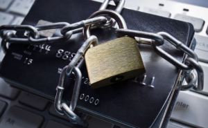 Украинцам блокируют карты: запрет на отправку денег даже родственникам
