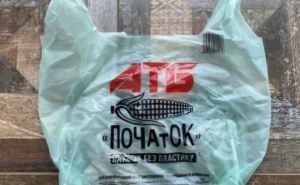 Не только в &laquo;АТБ&raquo;: Вонючие пакеты опять завезли в украинские супермаркеты
