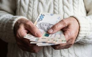 Доплаты к пенсии по возрасту: кто получит 300 грн, а кто&nbsp;&mdash; 570 грн
