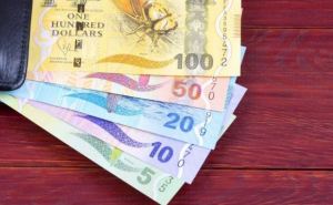 Такие 100 долларов вообще перестанут принимать с 1&nbsp;января.