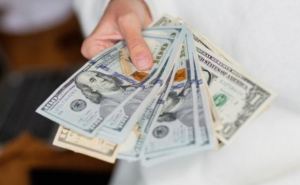 Где украинцы прячут деньги от войны: 25% всей валюты осело в одном городе