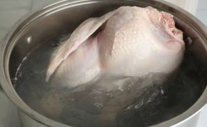 Выгоняю &laquo;химию&raquo; из магазинной курицы за 30 минут&nbsp;&mdash; только потом готовлю: мясо нежное, бульон прозрачный