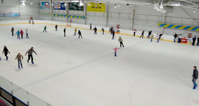 На луганской Ледовой арене школьников учат кататься на коньках и готовят будущих чемпионов