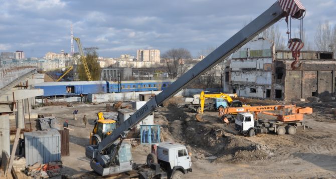 Путепровод по ул Советской строят днем и ночью