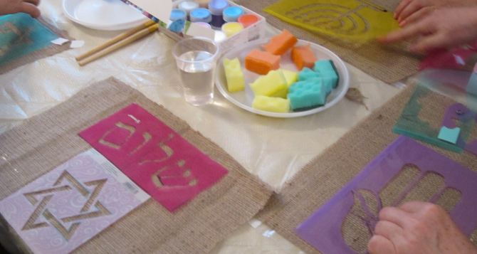 Душевные люди учили луганчан рукоделию