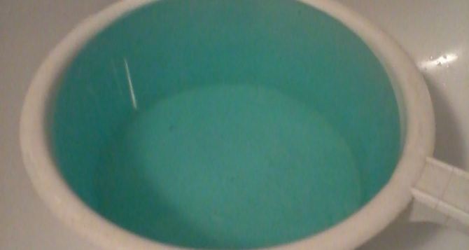 В Алчевске из кранов течет вода синего цвета фото