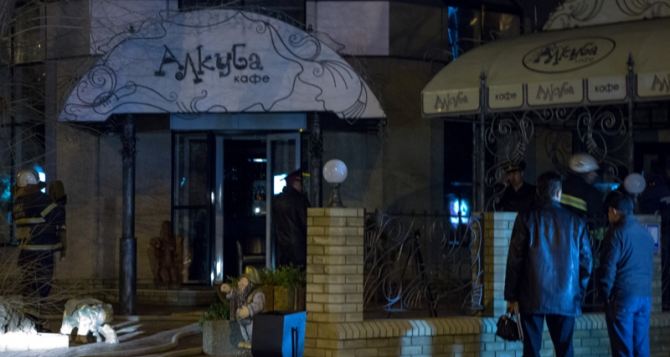 Пожар в центре Луганска горело кафе Алкуба фото