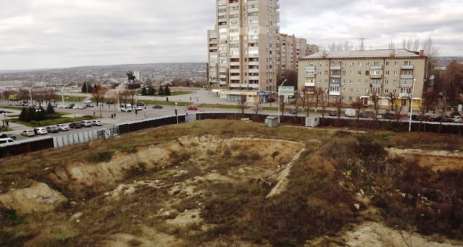 Обещанного три года ждут? «Донбасс-холл» в центре Луганска строить так и не начали (фото)