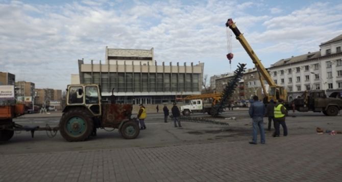 В Луганске к Новому году устанавливают главную елку города (фото)