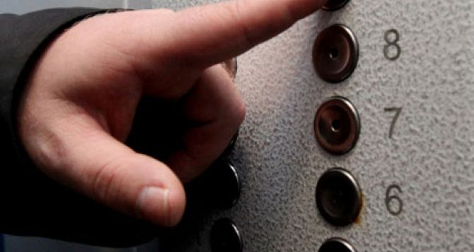 При проверках лифтов в двух районах Луганска выявили более  нарушений