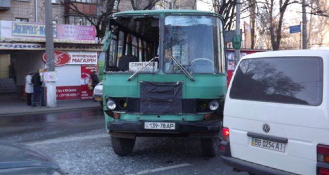 ДТП в центре Луганска столкнулись маршрутка и автобус фото
