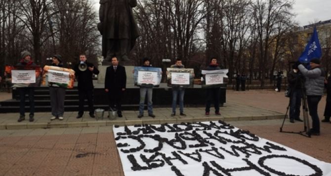 «Они — майданят, Донбасс — работает». В Луганске рассказали, что думают о Евромайдане (фото)