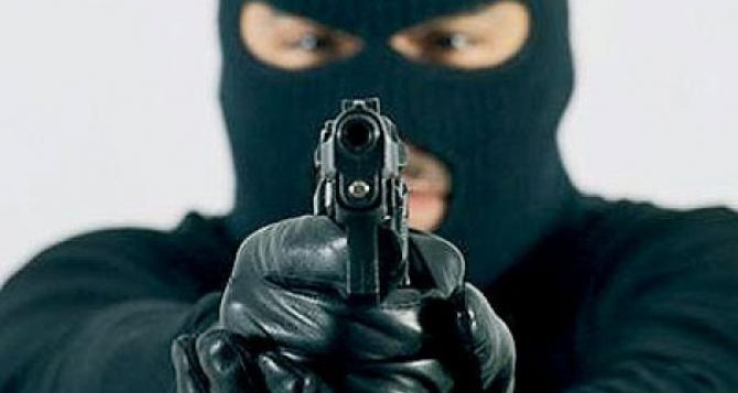 Трое в масках расстреляли охранника и ограбили фирму в Луганске