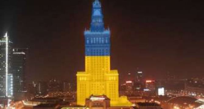 Самое высокое здание в Польше «раскрасили» в цвета украинского флага