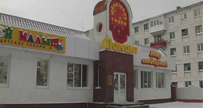 В Луганской области четверо в масках за минуту ограбили ювелирный магазин (фото)