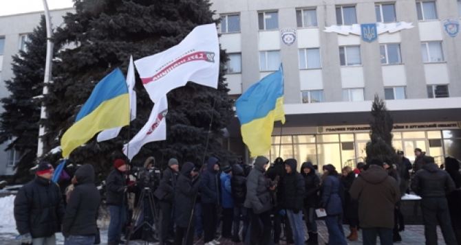 В Луганске оппозиционеры пикетировали областное УМВД (фото)