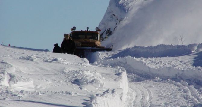 Снежные заносы в Луганской области заблокировали движение транспорта