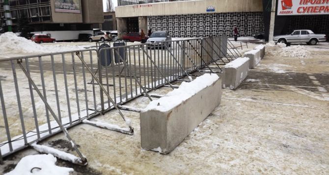 Дорогу к луганской елке заблокируют бетонными блоками