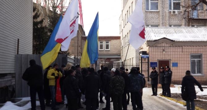 «Не смотрел, но осуждаю». В Луганске пикетировали областное телевидение (фото)