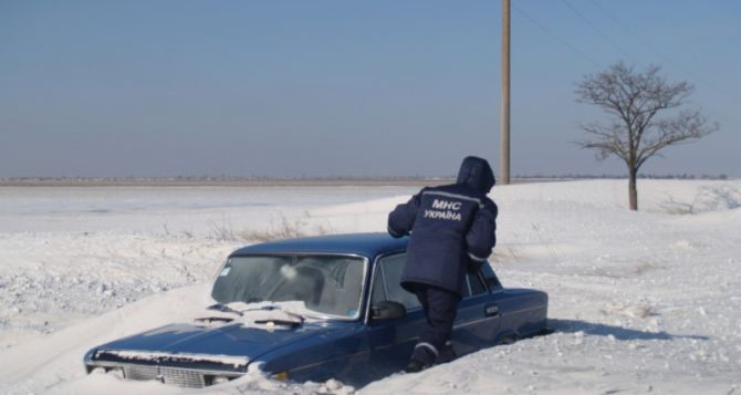 Луганские спасатели вызволили из снежного плена четыре автомобиля