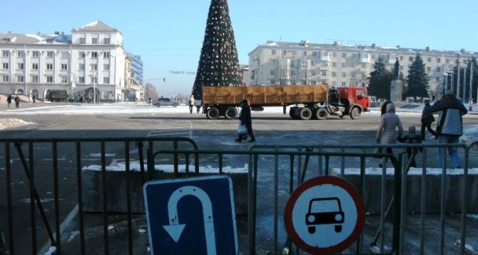 Центральную елку Луганска забаррикадировали (фото, карта)