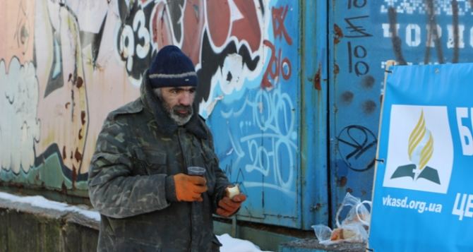 Зимнее меню луганских бомжей: борщ, гречневая каша, хлеб и чай (фото, видео)