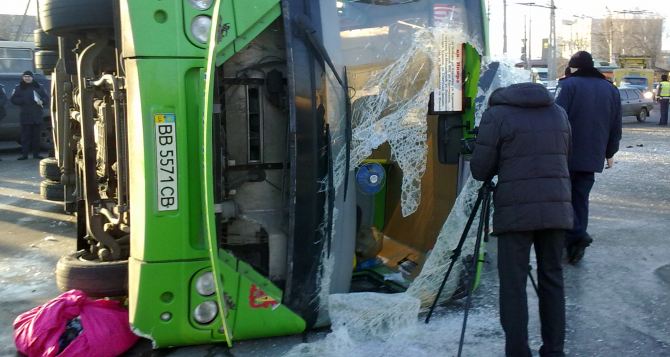 В Луганске перевернулся городской автобус. Есть пострадавшие