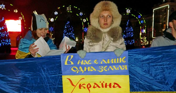 В центре Луганска молодежь пела рождественские колядки в поддержку Евромайдана (фото, видео)