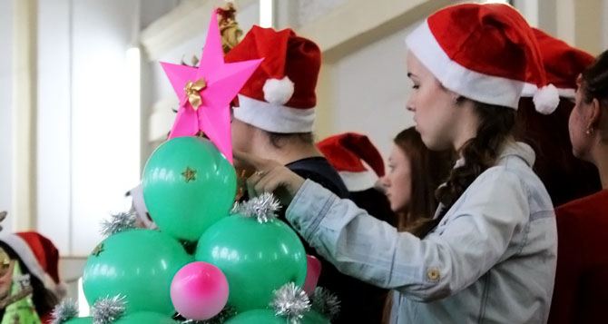 Луганские студенты нарядили елки макаронами и шурупами (фото)