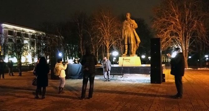 Скандал в центре Луганска сорвал показ фильма «Межигорье» (фото, видео)