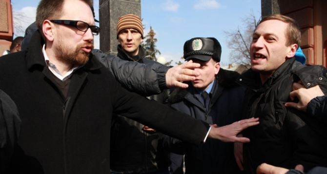 Появилось видео задержания пьяного депутата-коммуниста в Луганске (осторожно, ненормативная лексика!)