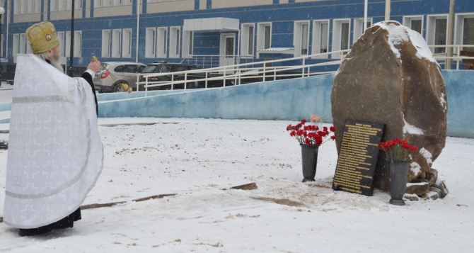 В Луганске почтили память погибших при взрыве в больнице №7 (фото)