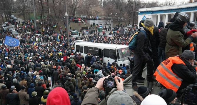 В Киеве по-прежнему неспокойно: продолжаются стычки между митингующими и силовиками