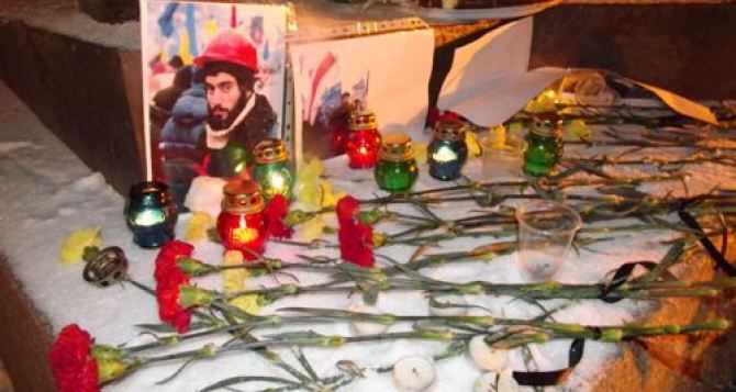 В Луганске акция памяти погибших на улице Грушевского переросла в скандал (видео 18+, фото)