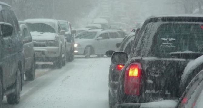 Снегопад парализовал движение в Луганской области: в пробке оказались 42 машины